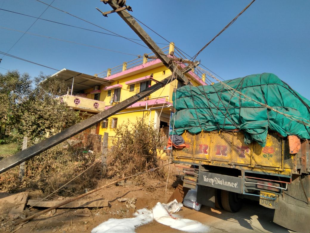 ಲಾರಿ ಢಿಕ್ಕಿ: ಎರಡು ವಿದ್ಯುತ್ ಕಂಬಗಳಿಗೆ ಹಾನಿ